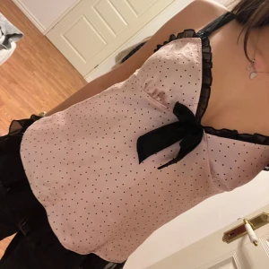 Nattlinne  - Söt ljusrosa linne me svarta detaljer 