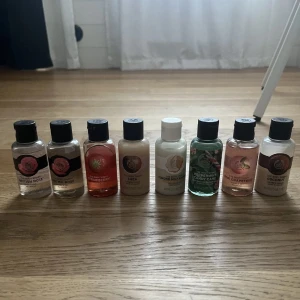 The body shop  - Tvål oanvända i flera olika dofter 💗 25kr st. Kokosnöt är den enda som är lite använd. Endast dom på bilden som finns kvar! 