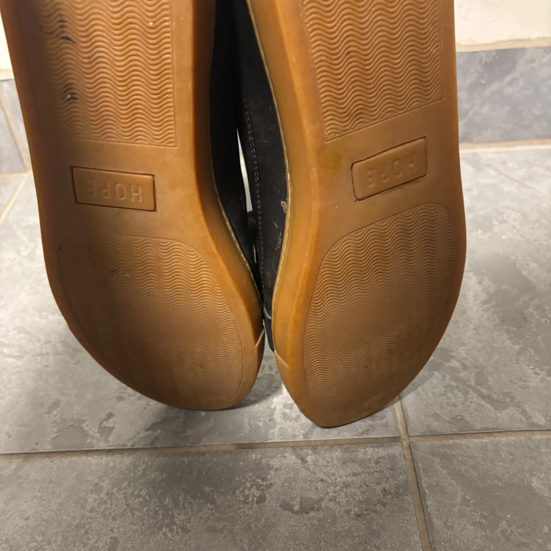 Svarta sneakers från hope med brun sula - 92