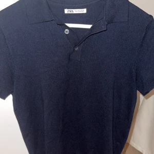 Mörkblå pikétröja från Zara - Säljer nu min mörkblåa piketröja från zara. Den är i bra skick o endast använts några gånger.