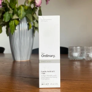The Ordinary Lactic Acid 10% + HA - ”The Ordinary Lactic Acid 10% + HA är en högkoncentrerad mjölksyraformulering för mild exfoliering. Innehåller hyaluronsyra för extra fukt. Perfekt för att förbättra hudens textur och lyster.”
