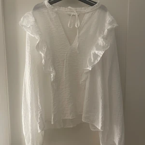 Vit blus får Kappahl  - Har en liten fläck på armen