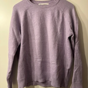 Lila stickad tröja från ONLY - Mysig ljust lila stickad tröja från ONLY. Långa ärmar och ribbstickade muddar vid ärmslut och nederkant. Har en liten tråddragning på framsidan, men inget jag har stört mig på. Färgen stämmer bäst överens med på första bilden. 💜