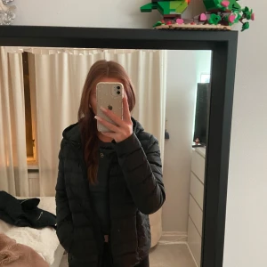 Svart pufferjacka - Svart pufferjacka med huva. Jackan är från zalando.