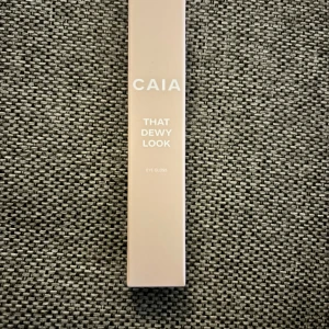 CAIA that dewy look  - CAIA That Dewy Look eye gloss. Kan användas tex innan glittrig ögonskugga för extra effekt, som highlighter eller på läpparna 🩷 oöppnad 🎁  
