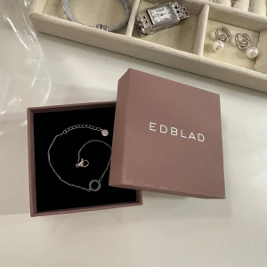 Edblad Armband - Säljer mitt jättefina och stilrena ”Monaco Bracelet Mini Steel” ifrån Edblad! Armbandet är i toppskick och alla stenar i mitten sitter kvar! Jag har använt armbandet väldigt lite och det finns inga tecken alls på användning💓Man får med asken vid köpet💕Orginalpris: 299kr💘