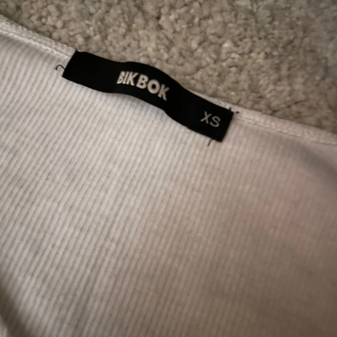 Vit ribbad omlottopp från Bik Bok - 91