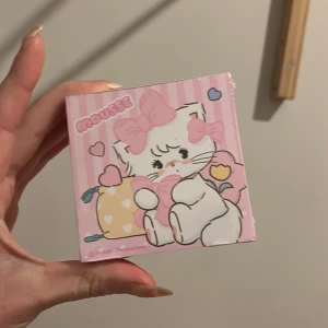 Rosa anteckningsblock med kattmotiv - Ett sött rosa anteckningsblock med 250 ark och ett gulligt kattmotiv. Perfekt för att skriva ner små meddelanden eller påminnelser. Kompakt och lätt att ta med sig.