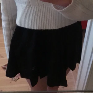 Svart volangkjol  - Svart volangkjol som går att strama till i midjan. Använts ett par gånger men det är inte synligt. I storlek 152, men passar mig som är 162. Kolla min bio för mer info!💞