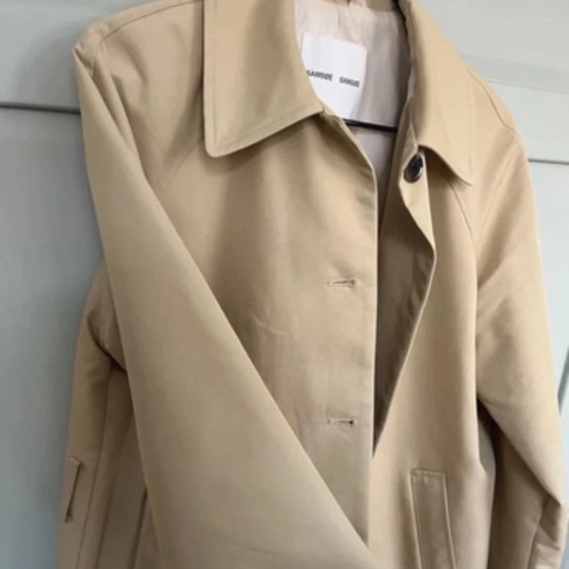 Kort trenchcoat från Samsoe Samsoe - 90