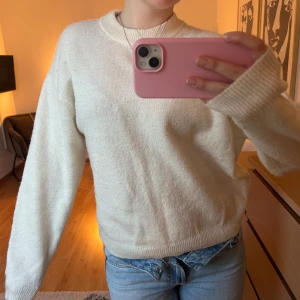 Stickad tröja - Krämvit stickad tröja från hm, storlek XS och aldrig använd helt som ny