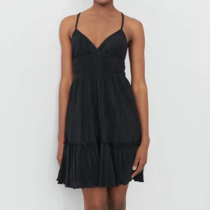 Svart klänning med öppen rygg - Aldrig använd