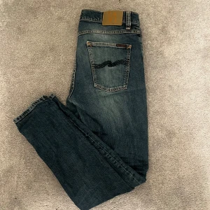 Nudie Jeans Lean Dean - Riktigt snygga jeans i toppskick. Enda defekten jag kunde hitta var ytterst lite slitage i grenen (Sista bilden) Storlek: 31/32 Modell: Lean Dean