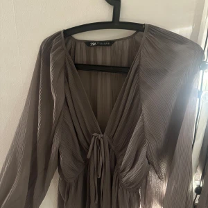 Blus - Säljer denna populära blusen som aldrig är använd, endast provat den på. Blusen är från Zara och sista bilden är lånad! Den är i storlek L men passar S-M. Skicka för frågor😊