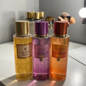 victoria’s secret bodymists - hejjj säljer nu dessa tre bodymists/parfymer från victorias secret! dom är bara provade några ggr och köpta på luxplus för ca 259kr/st 💖💖 