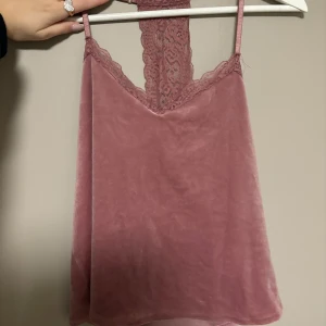 Rosa sammetstopp med spetsdetaljer - Rosa linne från hunkemöller aldrig använt. Jättefint och skönt men inte riktigt min stil då jag fick de i julklapp