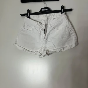 Vita shorts - Vita shorts, passar inte mamma och jag vill inte ha dom