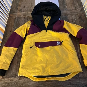 Skid/snowboard jacka  - Säljer en skid jacka. Jackan har en praktisk dragkedja på sidan och en stor ficka framtill. Perfekt för skid eller snowboard åkning. Inga repor använd en säsong 