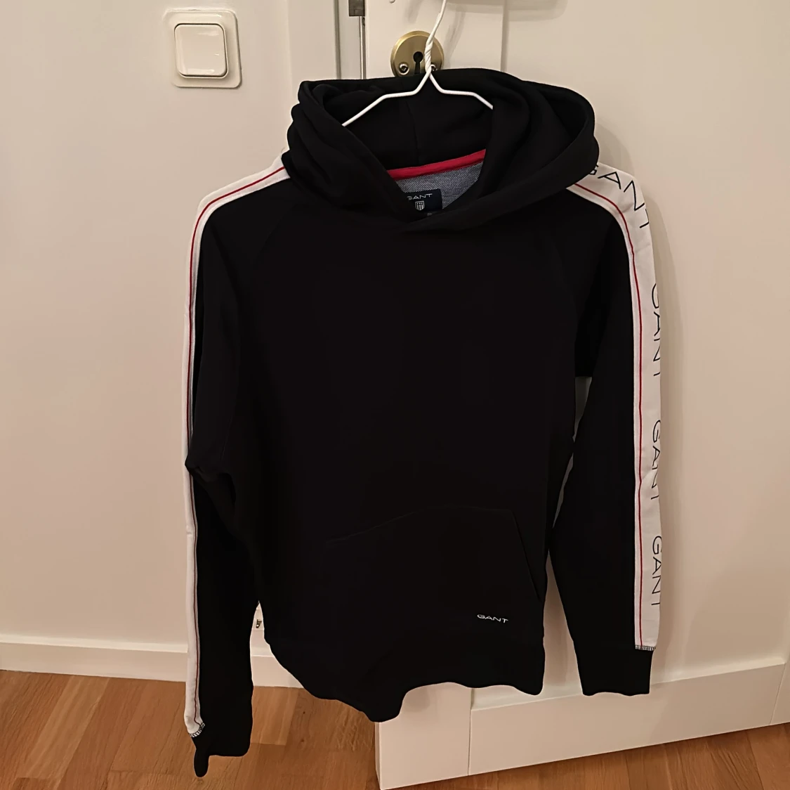 Svart hoodie från GANT