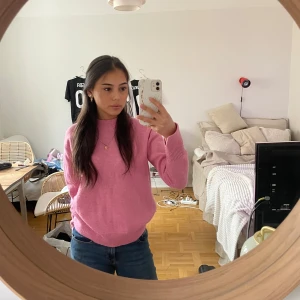 Rosa stickad tröja - Säljer en mysig rosa stickad tröja med rund hals och långa ärmar. Perfekt för kyligare dagar och lätt att matcha med jeans eller kjol. Skriv gärna för fler bilder