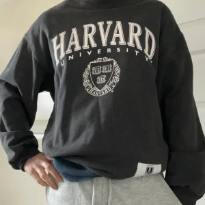 Harvard collegetröja  - Fin harvard collage tröja köpt från HM. Inga defekter🤍