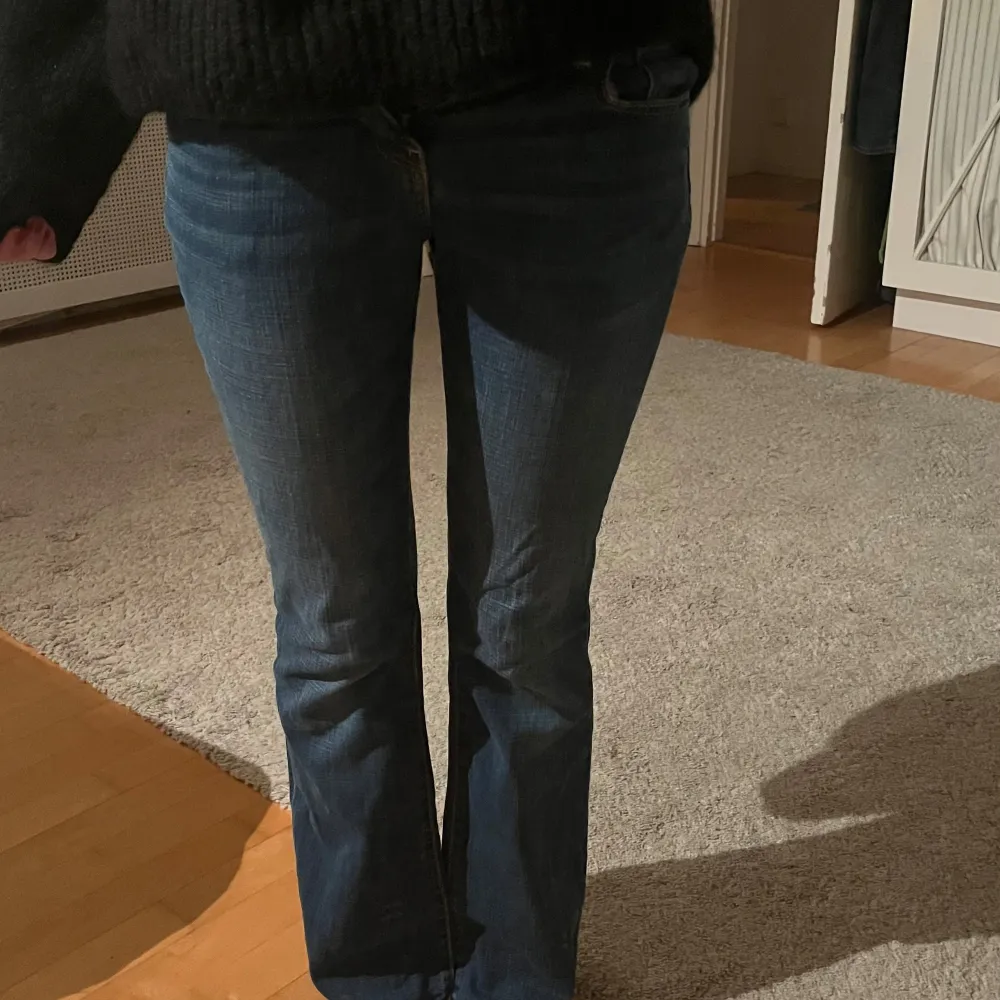 Snygga low waist blå jeans från Gap 1969 med as coola fickor. Säljer då de är för små i midjan och även lite korta på mig som är 170, pris kan diskuteras🥰Xs-32 frakten ingår inte. Midjemåttet är 24/25 och innebenslängden är 69. Farkut & Housut.
