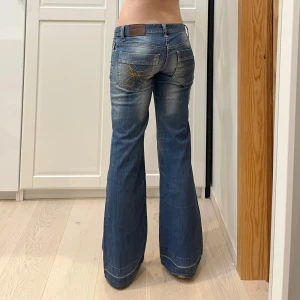 Lågmidjade bootcut jeans🤩 - Midja 37 cm rakt över, gren 20.5 cm o innerben 78 cm💕jae 169 o xs-s för referens. Obs nedlagda av förra ägaren men fixade på insidan 