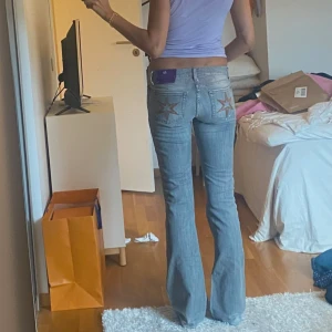 Victoria Beckham jeans - Victoria Beckham vintage jeans I bra skick! Väldigt svåra att få tag på! Storlek 28x35 jag är 174. Innerbenslängden är 88cm