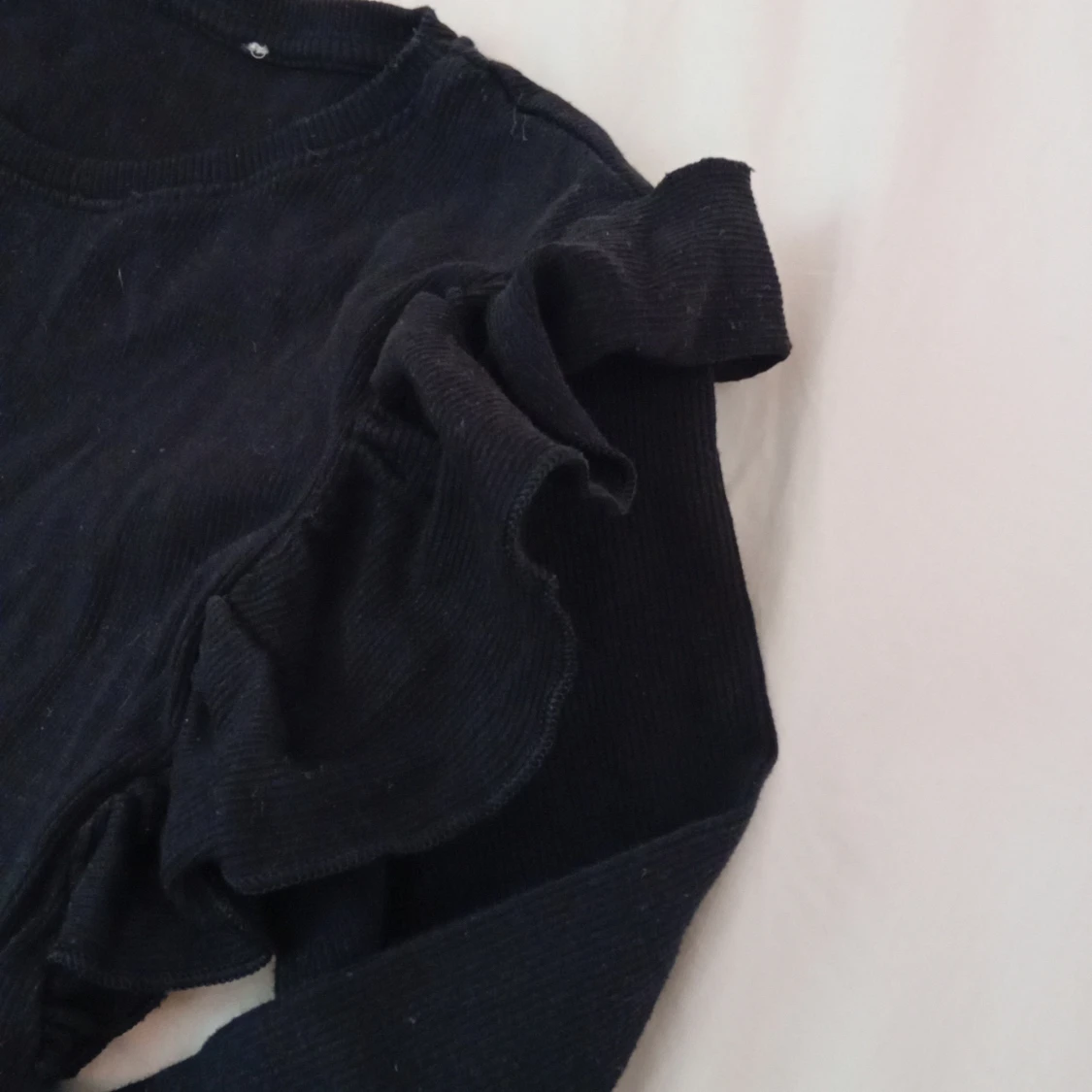 Svart tröja med volangdetaljer - 91