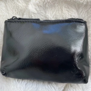 Ny YSL Yves Saint Laurent Beauté Black pouch / Coin purse sminkväska - Ny YSL Yves Saint Laurent Beauté Black pouch/Coin purse sminkväska. Mått 14x9x4 cm. 