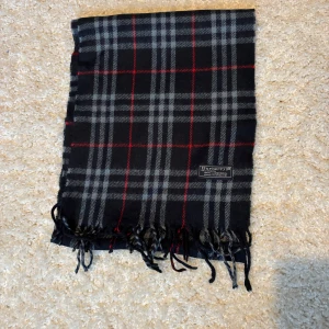 Blå burberry halsduk - Blå burberry halsduk i nyskick.