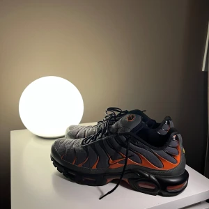 NIKE air max plus TN - Snygga, sköna men främst extremt ovanliga Nike  TNs i grey orange colourway. Skorna har en unik design och reflekterar i mörket (se bild 3) Perfekta skor året runt för en bra pris lapp. Den ända märkbara defekten är fram på vänsterskon där de släppt lite i limningen i fram. Men det är åtgärdad hos en skomakare och syns inte så mycket (bild 5). #jbklo🇮🇹🍾