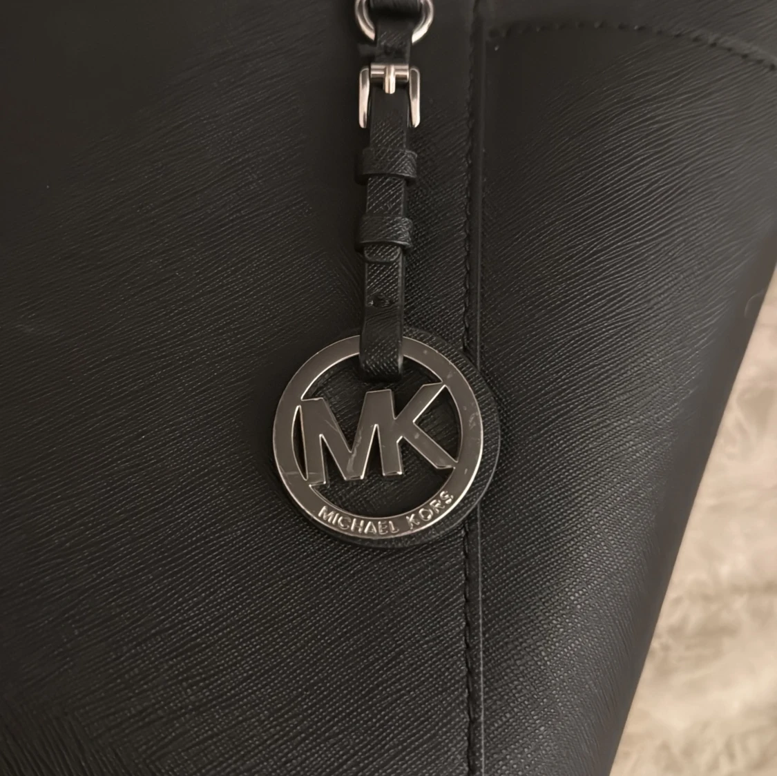 Svart axelväska från Michael Kors - 92