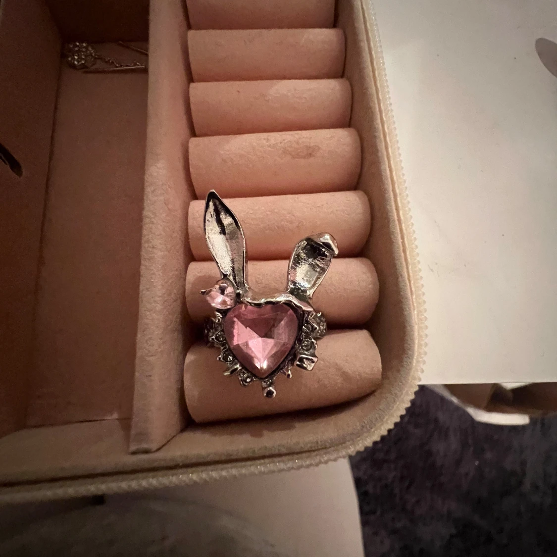 Silverfärgad ring med rosa hjärta och kaninöron