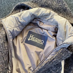 Herno jacka  - Säljer nu en Herno jacka i toppskick, den är i storlek s, passar någon bra runt 177-184. Nypris 9499. Mitt pris 1300. Hör av er vid funderingar 