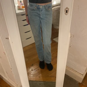 Ljusblå jeans från 157 (Lågmidjade) - Säljer ett par ljusblå jeans från 157 i storlek XXS. De har en klassisk femficksdesign med knappgylf och raka ben. Perfekta för en avslappnad stil.