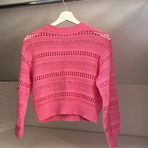 Rosa stickad tröja från H&M - Säljer en  rosa stickad tröja från H&M, storlek 146/152 