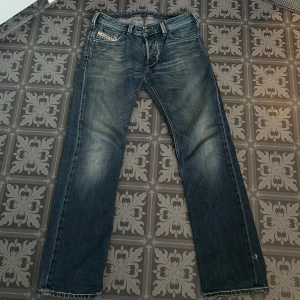 Diesel jeans - Säljer ett par riktigt feta Diesel jeans bootcut som jag växt ur, använde dessa 2-3 gånger tills jag kände att det är dags att köpa större storlek till mig själv. Passar 32/32 men skulle även säga 30/32.  Inga defekter osv! Jeansen har en unik design och snygg tvätt! Hör av er vid frågor 😊kan gå ner i pris vid snabb affär.