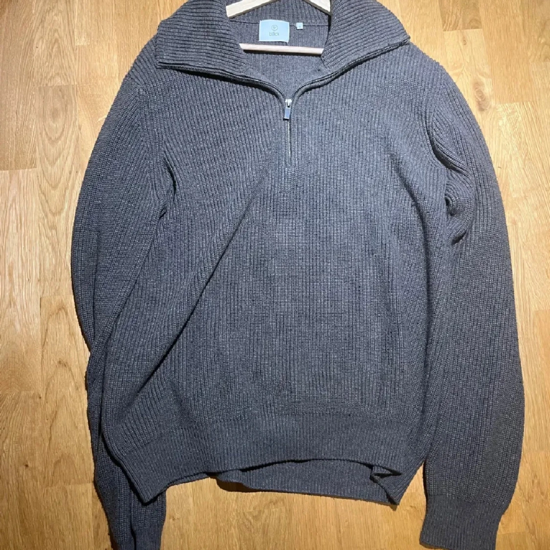 Grå stickad tröja från Bläck - 90