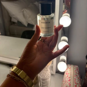 Parfym Essnce - Hej! Jag säljer denna för de var inte vad jag förväntade mig. 100% oanvänd! Den luktar vanilj, fruktigt och blommigt. Doften är väldigt fräsch och heter ”Lady Essnce Eau de parfum 50ml”. Hör av dig vid frågor! Mvh