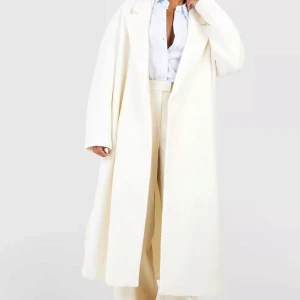 Vit kappa - Elegant vit kappa med lång passform och klassisk design. Perfekt för en stilren look under kyligare dagar. I nyskick och har forfarande en lapp kvar, dock hade den ilägg vid axlarna som jag klippte av då jag tyckte passformen blev väldigt mycket finare utan! Nypris är 773kr❤️Skriv för mer bilder (oversized i stl)❤️