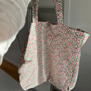Blommig tygväska från Systrarna Grene - Gullig, nästan oanvänd, tygväska från Systrarna Grene! Superfin till sommar och vår! 