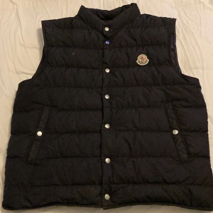 Moncler Väst - En stilren Moncler Febe väst i storlek 2, passar S-M. Skicket är 6/10, de finns vissa defekter på den som ett mindre hål (kolla bilder). Annars är det okej skick. Nypris ligger på cirka 6-7 tusen. Tveka inte att skriva vid funderingar, tar även byten😁✨