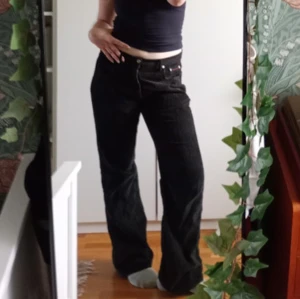 Bootcut manchesterbyxor  - Snygga manchesterbyxor med bootcut. De är i en mörkt grön eller brun färg så att de nästan svarta. Tidigare ägare har sytt in midjan och sytt upp bensluten, som är slitna och varav ett har ett hål. Dessa defekter är inget jag stört mig på när jag använt dem. Skulle uppskatta storleken till S/M🩷