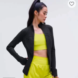 Svart träningsjacka - Snygg svart lululemon jacka  i serien luon. Perfekt för träning eller som ett lätt lager under. Jackan har en tight passform och långa ärmar. Säljer pga att den är i fel storlek, fick i julklapp men taggen har åkt av och går därför inte att byta. Är i storlek 4a. 