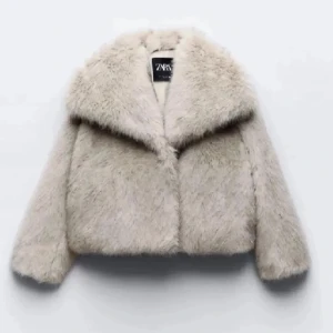 Beige pälsjacka från Zara - Snygg beige pälsjacka från Zara med en lyxig look. Perfekt för att hålla värmen under kyliga dagar. Den är så stilren vilket gör den till ett måste i garderoben. Använd 1 gång.