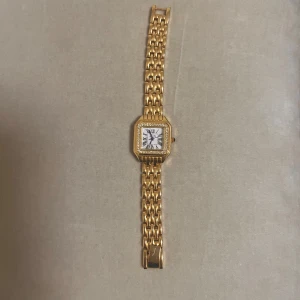 Klocka - Jättefin helt ny klocka. Går att justera storleken och kommer med verktyg så att man kan göra det . Priset är ej hugget i sten