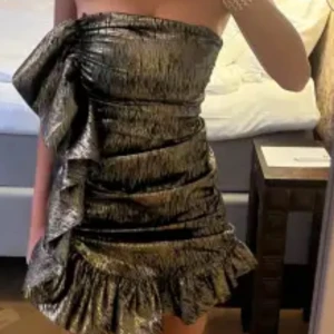 Zara klänning - Supersnygg Zara klänning som inte kommer till användning. Jag är 170 och klänningen är något kort, så skulle passa någon som är lite kortare än mig. Första två bilderna är lånade och två sista är mina egna💕