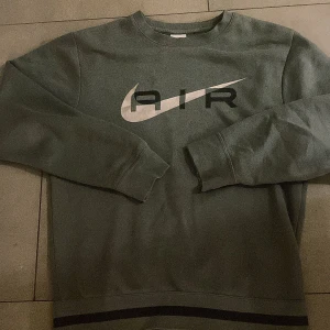Mörkgrå sweatshirt från Nike - Jag har tagit hand om den väldigt bra och jag har fått så många komplimanger från den.