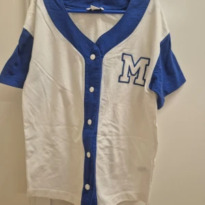 Vit och blå basebolltröja Monki XS - Använt skick.
